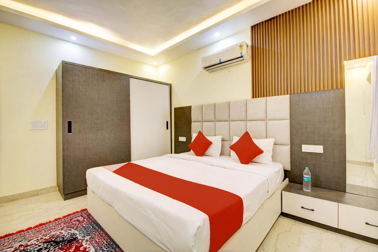 Oyo White House Hotel Noida Exterior foto